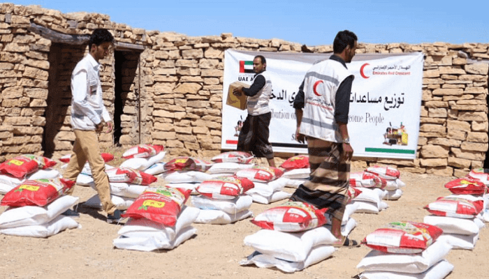 الهلال الأحمر الإماراتي يُغيث اليمنين وقت الحرب